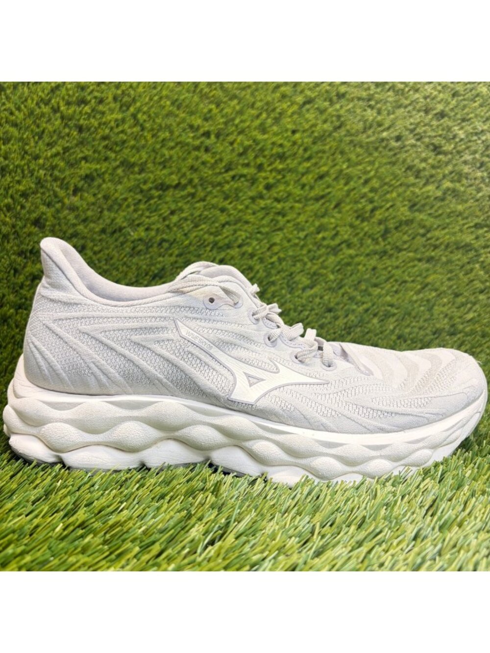 Mizuno Wave Sky 8 Womens Size 10 Snow White Gray Athletic Running Shoes Sneakers